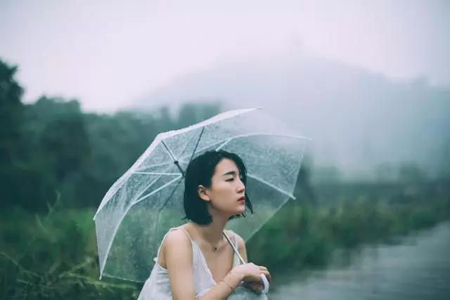 适合下雨天发的朋友圈文案